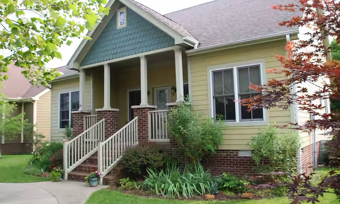 Paducah Casa | Cozy 2-bedroom bungalow in Historic Lower Town Paducah with AC, WiFi