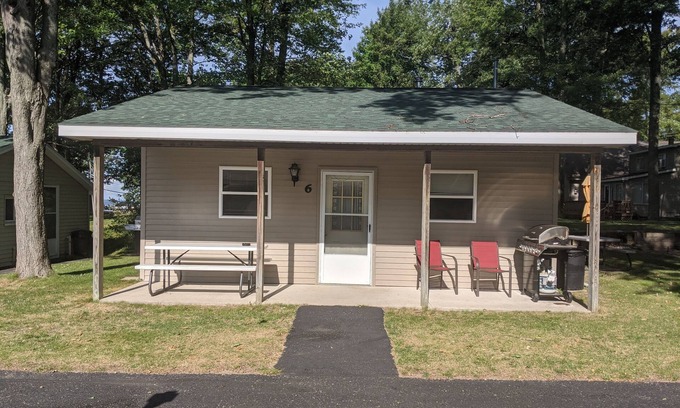 Grayling Cabina | Cozy 2-bedroom cabin with lake view and access.