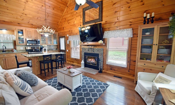 Blairsville Cabina | Cozy 2-bedroom cabin with hot tub & quaint view of horse farm