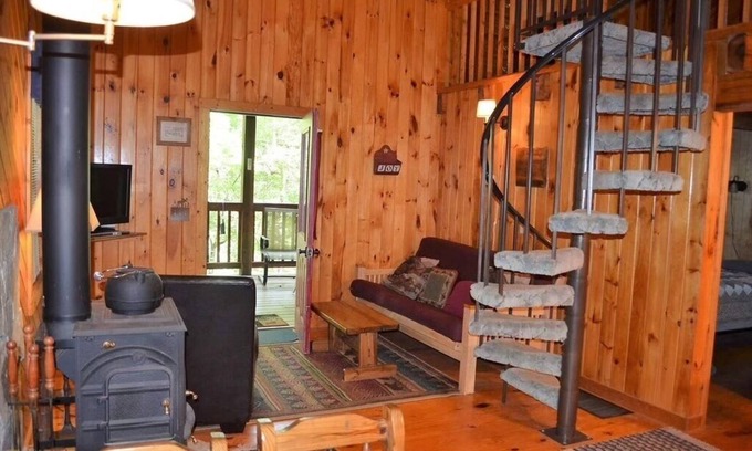 Blairsville Cabina | Cozy 2-bedroom cabin in awesome Blairsville with ac and wifi.