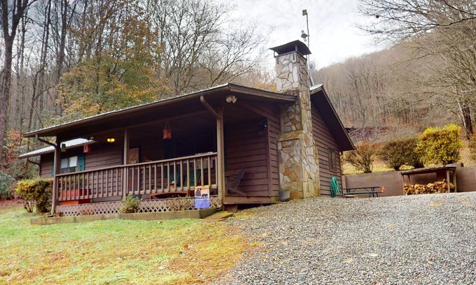Bryson City Cabina | Cozy 2-bedroom cabin w/ hot tub, bike storage/workshop in beautiful Bryson City!