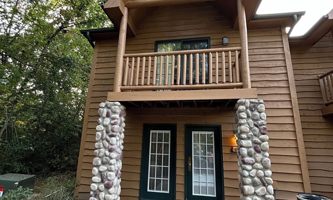 Oglesby Cabina | Cozy 2-bedroom cabin steps away from starved rock state park