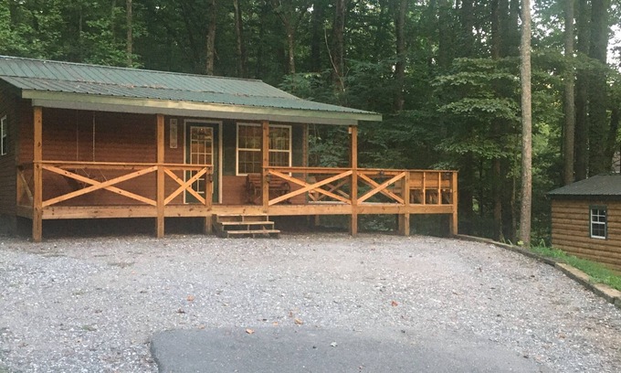 Whittier Cabina | Cozy 2-bedroom cabin in charming Whittier with WiFi, AC
