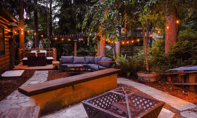 Clinton Cabina | Cozy 2-bedroom cabin in charming Clinton with AC, WiFi, Family friendly.