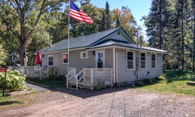 Northwoods Beach Cabina | Cozy 2-bedroom cabin in the beautiful Northwoods on Lac Courte Orielles Lake!