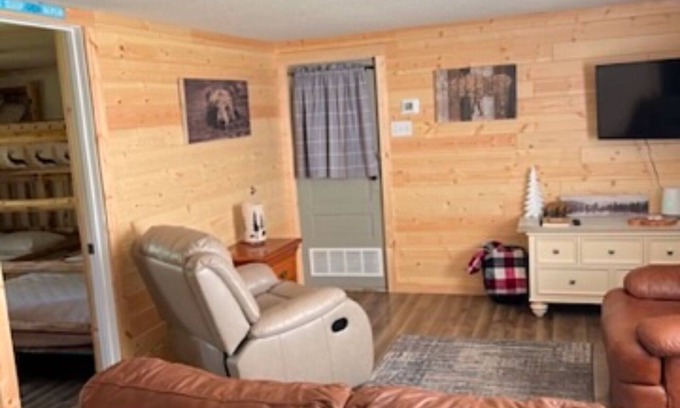 Rudyard Cabina | Cozy 2-bedroom cabin near endless trails. Family and pet friendly. Fire pit & AC