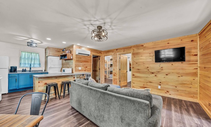 Wellington Cabina | Cozy 2-bedroom cabin in charming Wellington with Hot tub