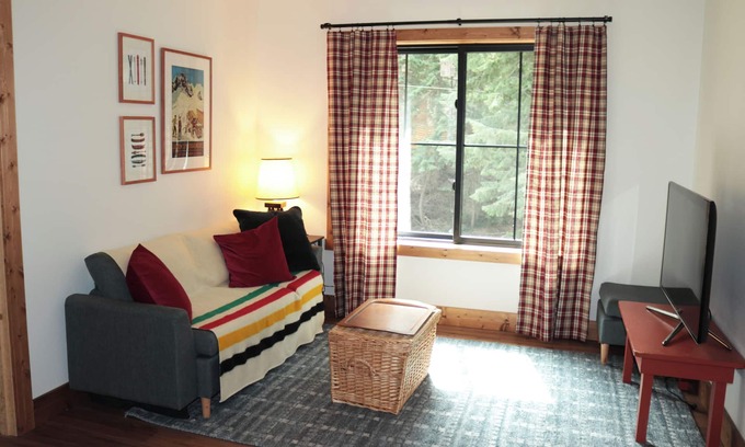 Cle Elum Cabina | Cozy 2-bedroom cabin with WiFi, AC in adorable Cle Elum