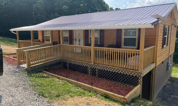 Bluewell Cabina | Cozy 2-bedroom cabin with WiFi, AC in delightful Rock. 2 minutes from trails.