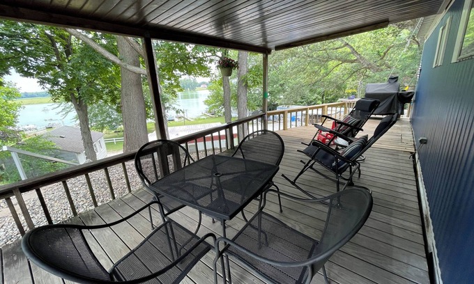 Laketon Alquiler De RV | Cozy 2-bedroom campground in peaceful Claypool with AC, WiFi. Overlooking lake