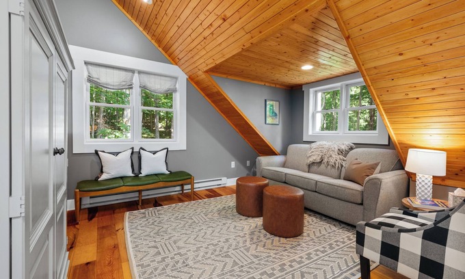 Traverse City Cabaña | Cozy 2-bedroom cottage - PET FRIENDLY