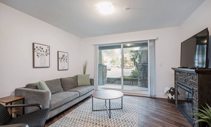 Abbotsford Apartamento | Cozy 2 bedroom Condo - walking distance to down town Abby. Dog Friendly!