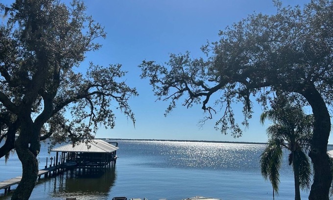 Lake Placid Condominio | Cozy 2-bedroom condo with dock access - Lake front on Lake June!