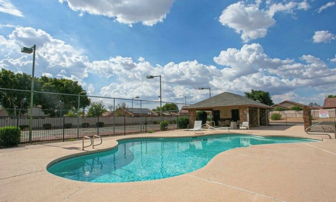 Glendale Condominio | Cozy 2-bedroom condo in amazing Glendale pool/ WiFi 5 min from Peoria Sprt Cmplx