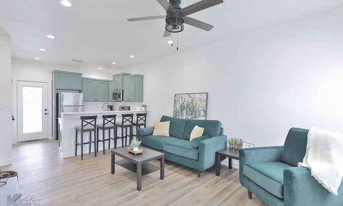 Abilene Condominio | Cozy 2-bedroom condo in Abilene with WiFi, AC & Garage