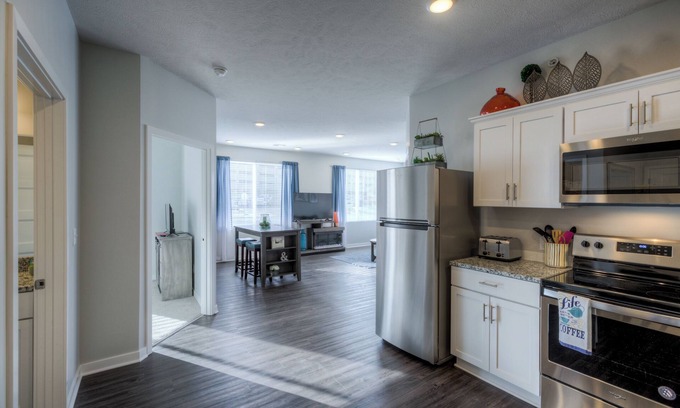 Midtown Crossing Condominio | Cozy 2-Bedroom Condo in Vibrant Urban Omaha with Convenient Designated Parking