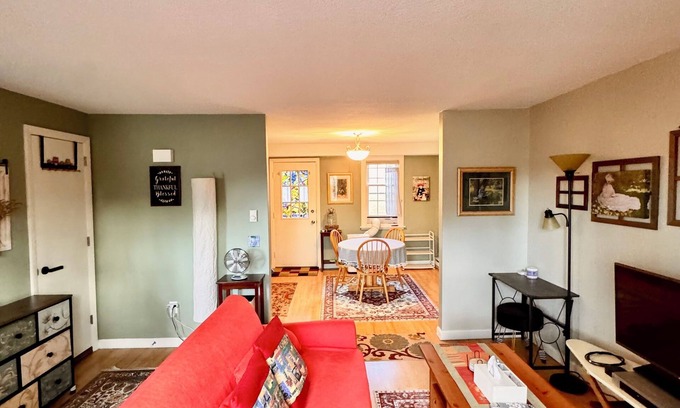 South Amherst Condominio | Cozy 2-bedroom condo near town of Amherst and five colleges