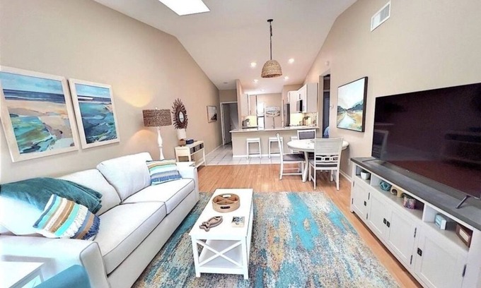 Biggar Condominio | Cozy 2-bedroom condo with A/C, WiFi, & canal access in Fort Myers, new to VRBO!