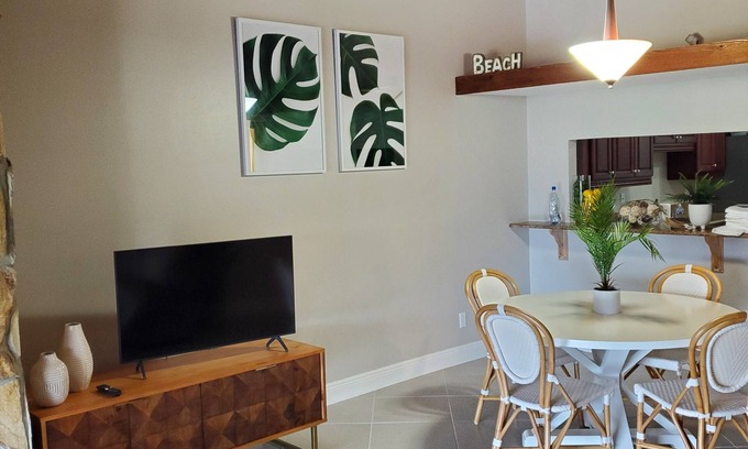 Biggar Condominio | Cozy 2-bedroom condo in gorgeous Fort Myers with WiFi, AC