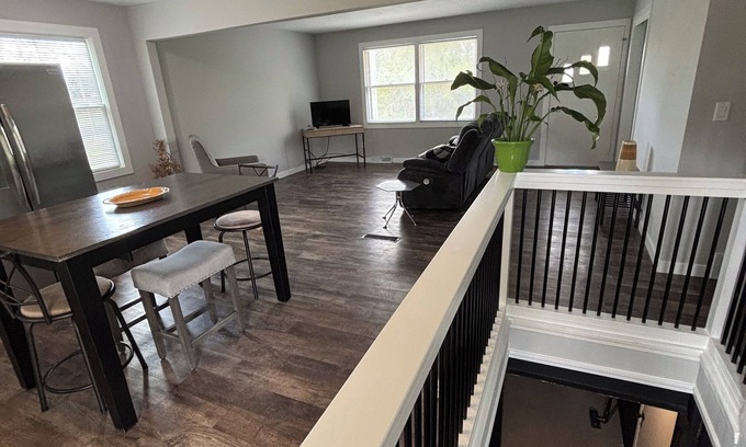 Janesville Condominio | Cozy 2-bedroom condo in charming Janesville with AC