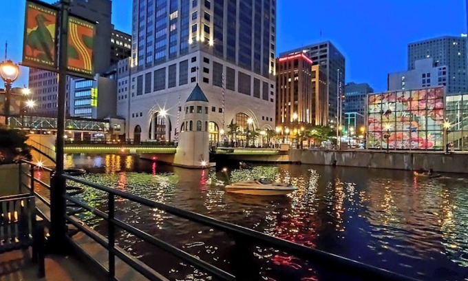 East Town Condominio | Cozy 2-bedroom condo in charming Milwaukee with fitness room, WiFi