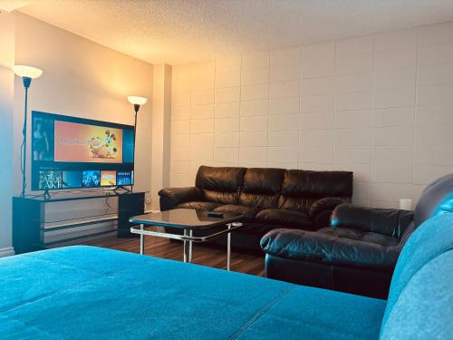 Southwest Calgary Apartamento | Cozy 2 Bedroom Condo with Parking