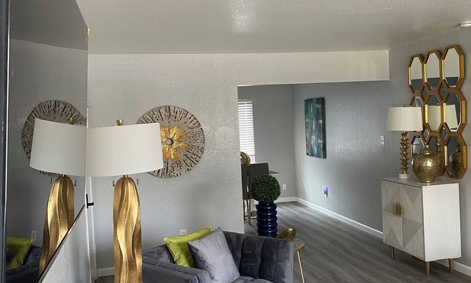 Arden-Arcade Apartamento | Cozy 2-bedroom corporate apartment in lovely Sacramento with AC, WiFi , 2