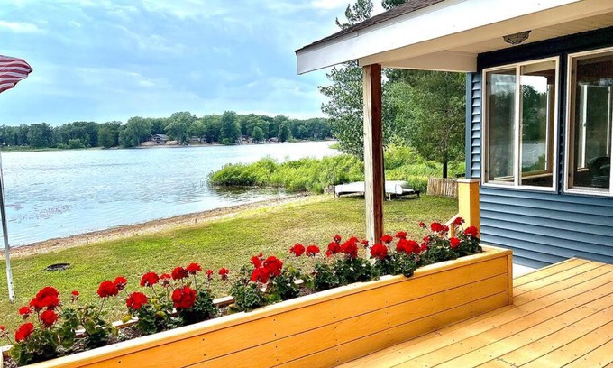 Branch Casa | Cozy 2 bedroom cottage, lakefront private beach