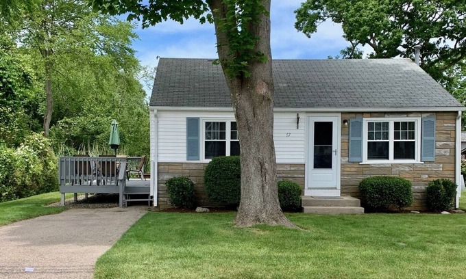 Narragansett Cabaña | Cozy 2-bedroom Cottage, 5 Minute Walk to Scarborough Beach South!