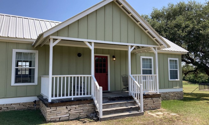Round Top Casa | Cozy 2 Bedroom Cottage - 3/4 Mile to Round Top Center!