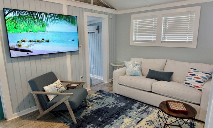 Key West Historic District Cabaña | Cozy 2-bedroom cottage in Old Town Key West, with shared pool