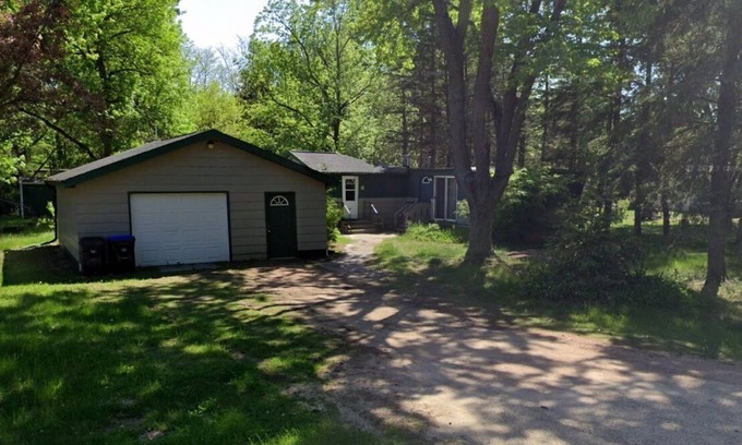 Shawano Cabaña | Cozy 2-bedroom Cottage - Trail access to Loon Lake