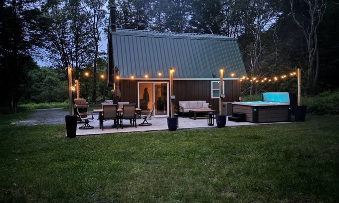 Thompson Cabaña | Cozy 2-bedroom cottage with WiFi, AC, and Hot Tub on 10 acres.