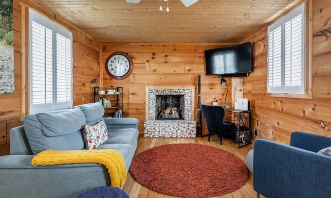 Lakeside Cabaña | Cozy 2-bedroom Cottage with Access to Bantam Lake