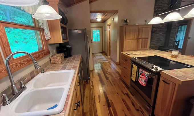 Topton Cabaña | Cozy 2-bedroom cottage. with a beautiful mountain view in lovely Nantahala, NC.