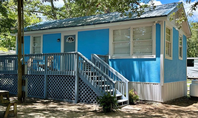 Santee Cabaña | Cozy 2-bedroom Cottage with Deck and Lake View