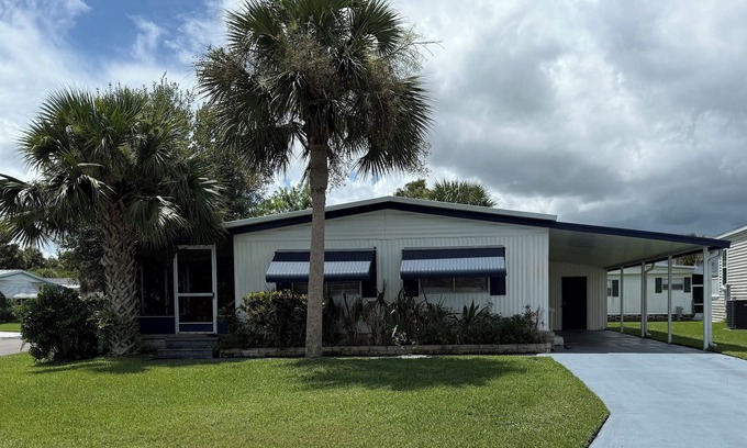 Vero Beach Casa | Cozy 2-bedroom double-wide home in charming Vero Beach with AC