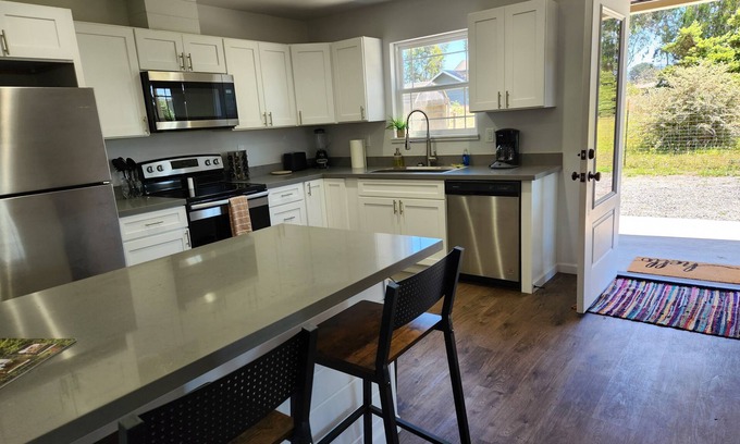 McKinleyville Cabaña | Cozy 2-Bedroom Eucalyptus Home