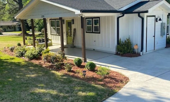 Smyrna Casa | Cozy 2-bedroom Farmhouse with parking on premise