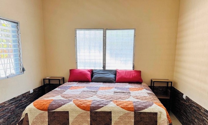 Izabal Casa | Cozy 2-bedroom house in welcoming Puerto Barrios with AC