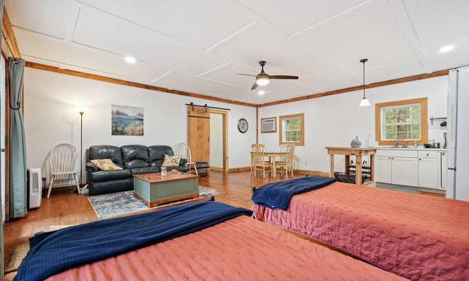 Ellijay Cabina | Cozy 2-bedroom HILLTOP COTTAGE in peaceful Ellijay with AC, WiFi