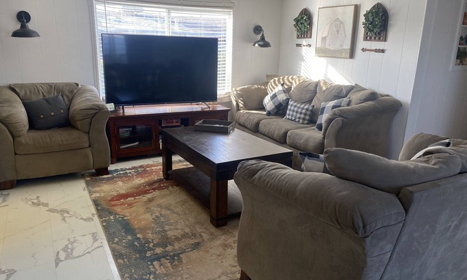 Bullhead City Casa | Cozy 2-bedroom house in fabulous Bullhead City with room for all your river toys