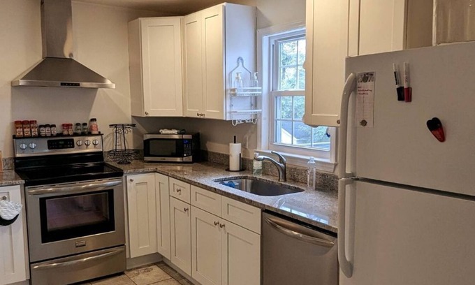 East Raleigh Casa | Cozy 2 Bedroom Home For Traveling Nurses