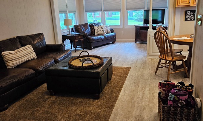 Oaks Corners Casa | Cozy 2-bedroom home in welcoming Geneva with WiFi, AC