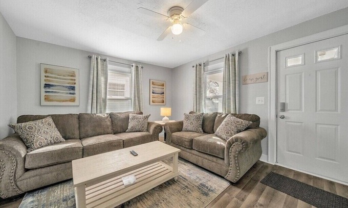 Lansing Casa | Cozy 2 bedroom home with Wi-Fi & large deck