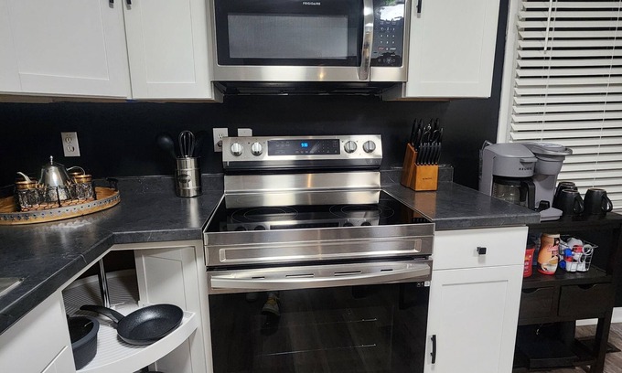 Weaverville Casa | Cozy 2-bedroom house in charming Weaverville with WiFi, AC