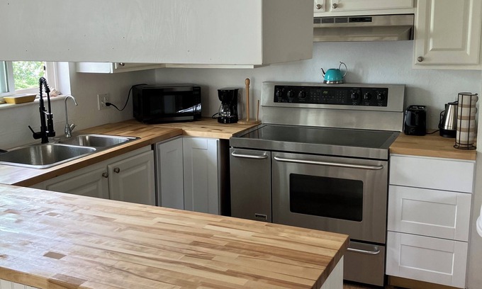 Provo Casa | Cozy 2 bedroom house, completely private with WiFi, TV, AC, heater, washer etc..