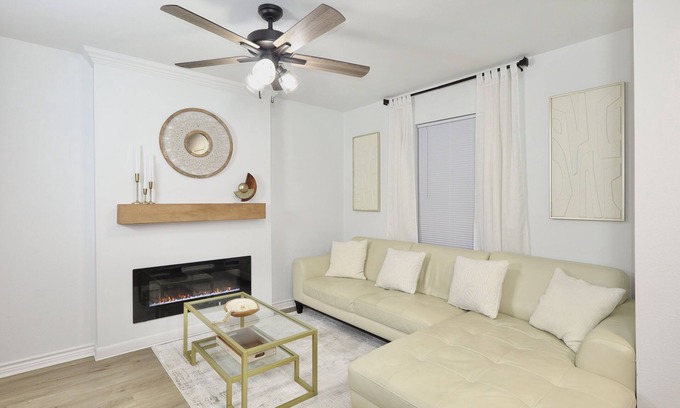 Sherman Casa | Cozy 2-bedroom house in Sherman with Smart TVs, Kitchen, Fireplace & WiFi