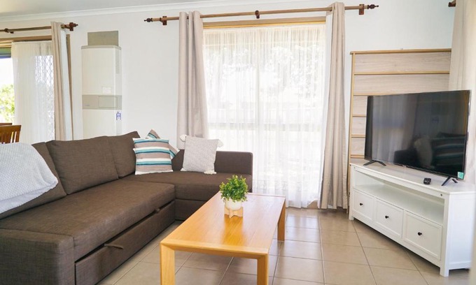 Werribee Casa | COZY 2 BEDROOM HOUSE/MELBOURNE