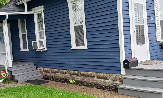 Port Huron Casa | Cozy 2-bedroom house in Port Huron near Blue Water Bridge. WiFi and satellite TV